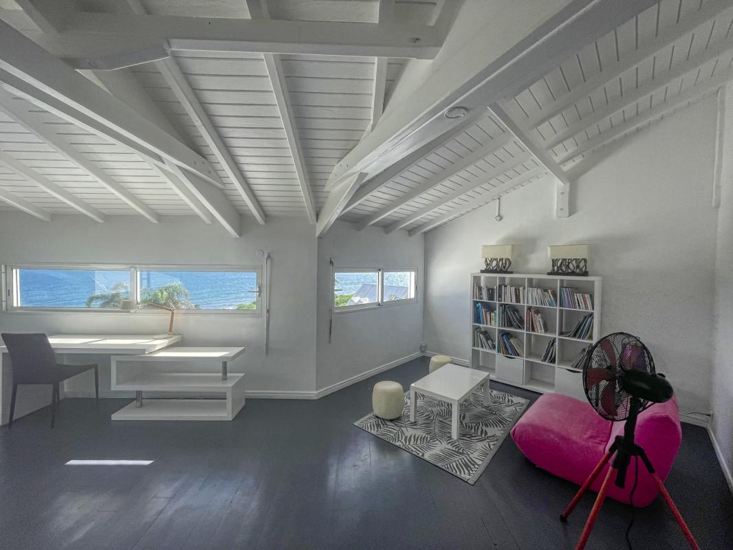 37.Location villa piscine vue mer Ste Anne Guadeloupe_Mezzanine Bureau